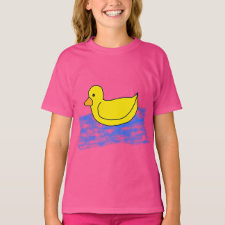 una linda camiseta de pato amarillo