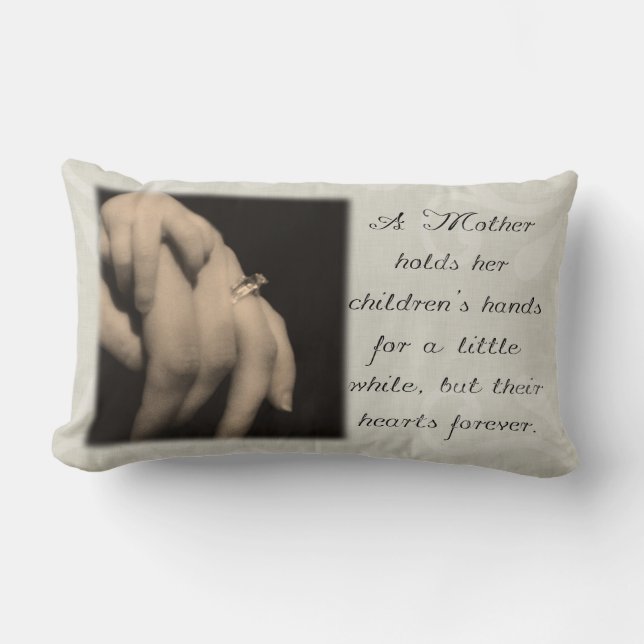 Una madre celebra la almohada de las manos de sus (Anverso)