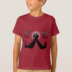Una mano Una camiseta de sangre