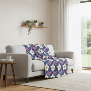 Una manta azul marina con flores de crema