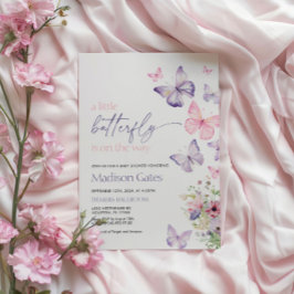 Una mariposa está en camino a la invitación