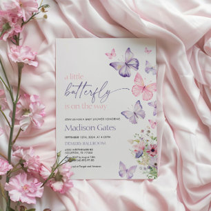 Una mariposa está en camino a la invitación