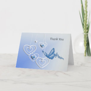 Una mariposa y corazones