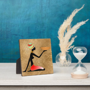 Una mujer africana con una placa de silueta Bowl