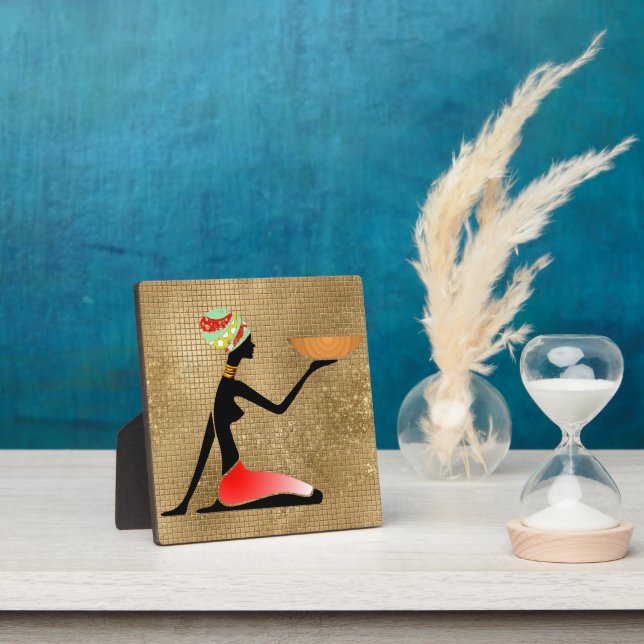 Una mujer africana con una placa de silueta Bowl (in situ)