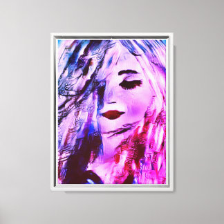 Una mujer artística pintando un lienzo de pared en