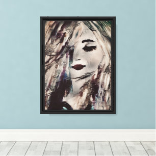 Una mujer artística pintando un lienzo de pared en