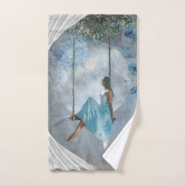 Una mujer con un vestido azul en un columpio