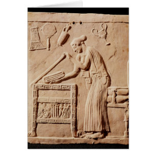 Una mujer joven que la arregla ropa en a