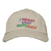 Una mujer lleva muchos Gorras