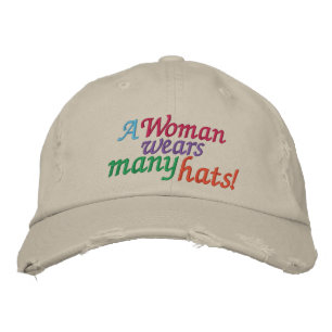 Una mujer lleva muchos Gorras