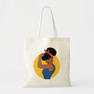 Una mujer negra fuerte se lleva la bolsa