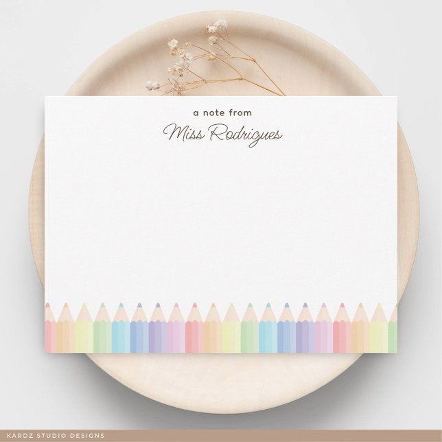Una nota de lápices de arcoíris pastel Nota del pr (Note card shown in 4.5 x 6.25 inches. Add name, choose a size, paper, and corner style.)