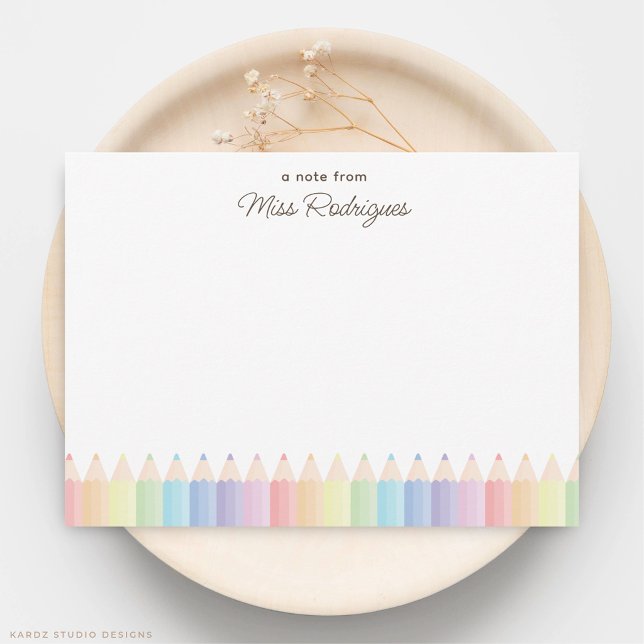 Una nota de lápices de arcoíris pastel Nota del pr (Note card shown in 4.5 x 6.25 inches. Add name, choose a size, paper, and corner style.)