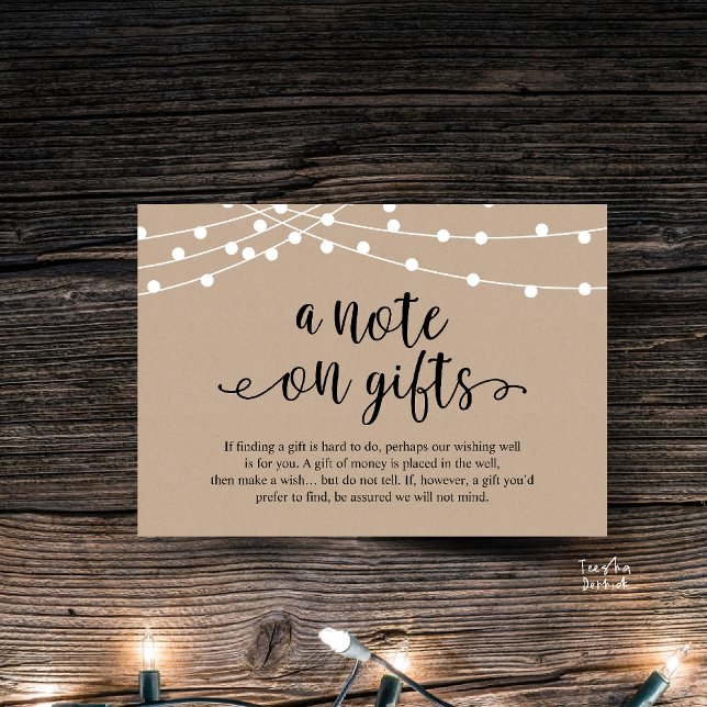 Una nota sobre regalos de boda rústicos con luces  (A Note On Gifts, Rustic Wedding Enclosure Card brown Kraft String Lights Honeymoon Fund, Cash)