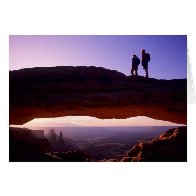 Una pareja observa el amanecer desde la cima del A (Anverso (Horizontal))