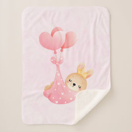 Una pequeña conejita en una manta cardíaca