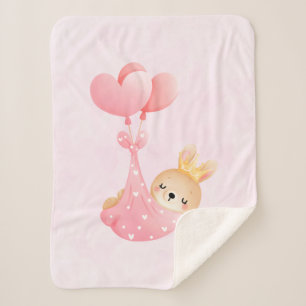 Una pequeña conejita en una manta cardíaca