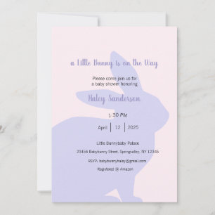 Una pequeña invitación de conejito en camino