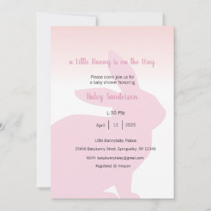 Una pequeña invitación de conejito en camino