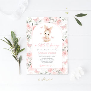 Una pequeña invitación de niña para baby shower de