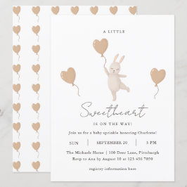 Una pequeña novia está en camino de la rociada del