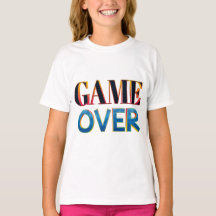 Una persona está usando una camiseta blanca con la