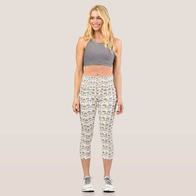Una persona que lleva leggings capri blancos  (Anverso)