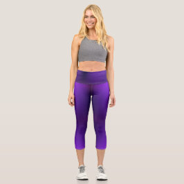 Una persona que lleva pantalones de piernas capri 