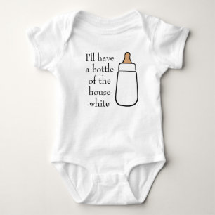 Una pieza blanca del mono de la camisa del bebé d