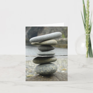 Una pila de tarjeta de nota de las rocas