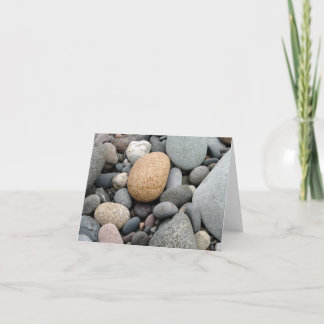Una playa de la tarjeta de las rocas