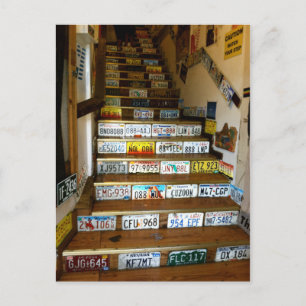 Una postal de escaleras hecha con matrículas