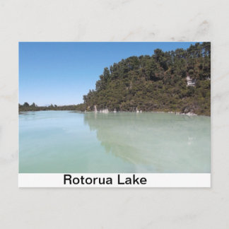 Una postal de un hermoso lago en Rotorua