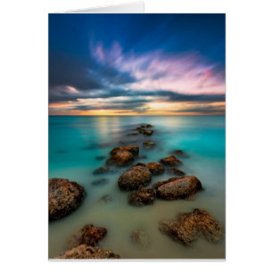 Una puesta del sol hermosa sobre turcos y Caicos