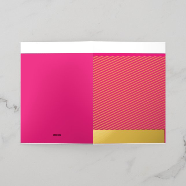 Una rosa roja con pétalos vibrantes rodeados de de (Distribución Exterior )