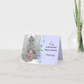 Una tarjeta de cumpleaños del abrazo
