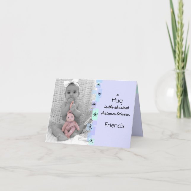 Una tarjeta de cumpleaños del abrazo (Anverso)