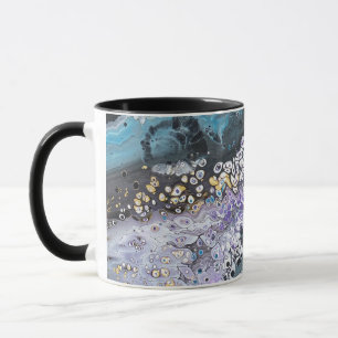 Una taza de café con arte morado y azul