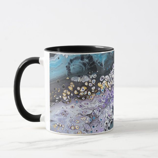 Una taza de café con arte morado y azul (Izquierda)