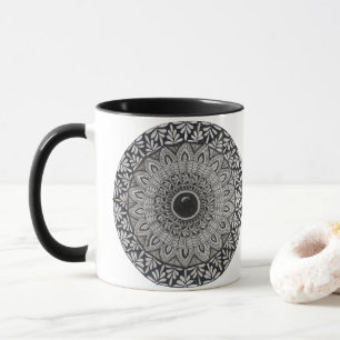 Una taza de café con diseño de mandala monocromo