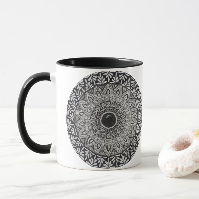 Una taza de café con diseño de mandala monocromo (Con donut)