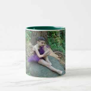 Una taza de café con un niño ballet tonificado.