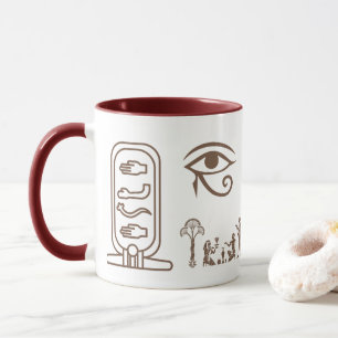 Una taza de cerámica con un diseño del antiguo Egi
