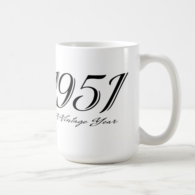 Una taza del año 1951 del vintage (Derecha)