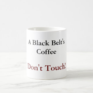 Una taza del café de la correa negra