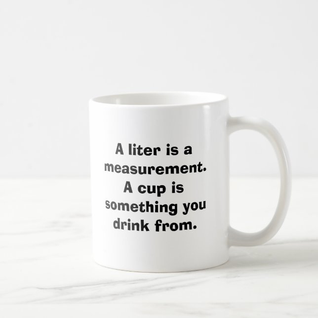 Una taza es algo que usted bebe de (Derecha)