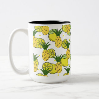 una taza llena de la belleza de la fruta un corazó