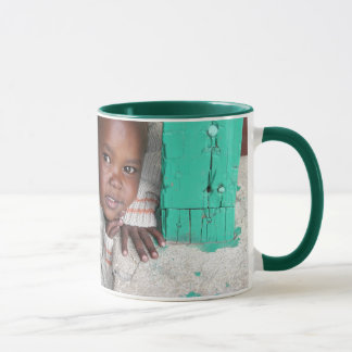 Una taza para ayudar a huérfanos del SIDA