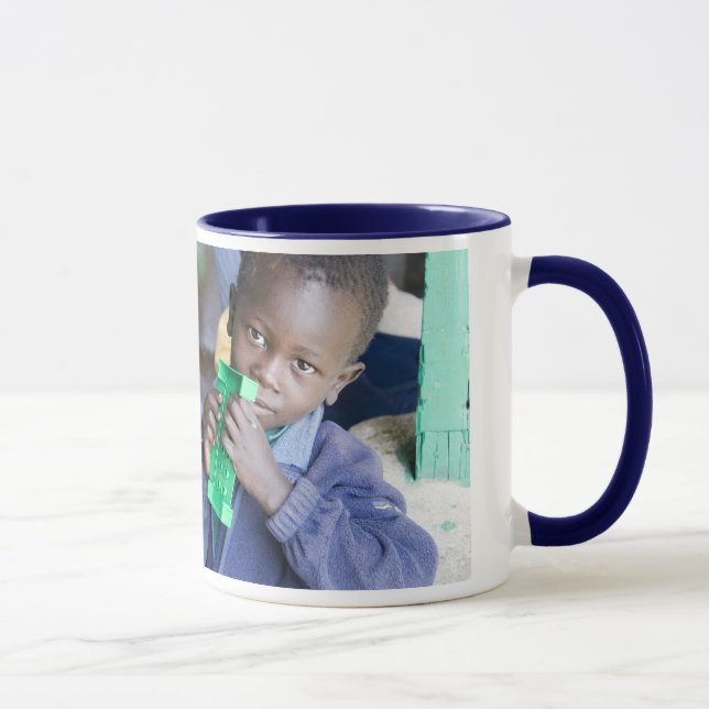 Una taza para ayudar a huérfanos del SIDA (Derecha)